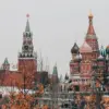Kremlin Moskow dan yang ikonik dan Katedral Basil di Moskow, Rusia.
