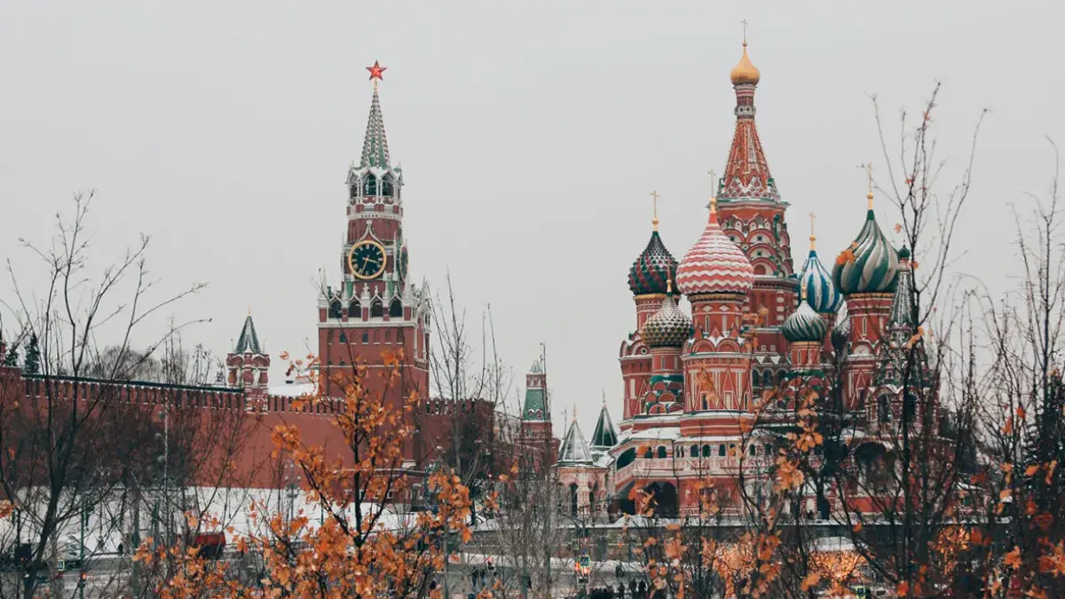 Kremlin Moskow dan yang ikonik dan Katedral Basil di Moskow, Rusia.