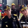 Menteri Keuangan (Menkeu) Purbaya Yudhi Sadewa (paling kanan) dalam agenda kunjungan kerja ke Bea dan Cukai Ta