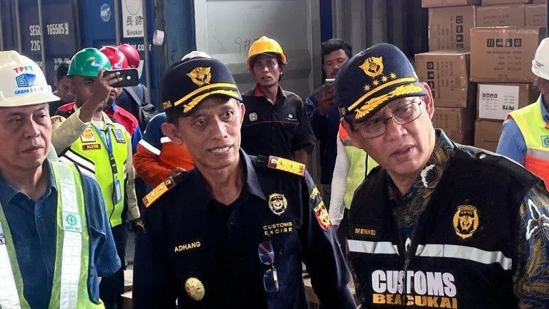 3.100 Kontainer Menumpuk, Purbaya Sidak Tempat Pemeriksaan Fisik Terpadu Pelabuhan Tanjung Priok Menteri Keuangan (Menkeu) Purbaya Yudhi Sadewa (paling kanan) dalam agenda kunjungan kerja ke Bea dan Cukai Ta