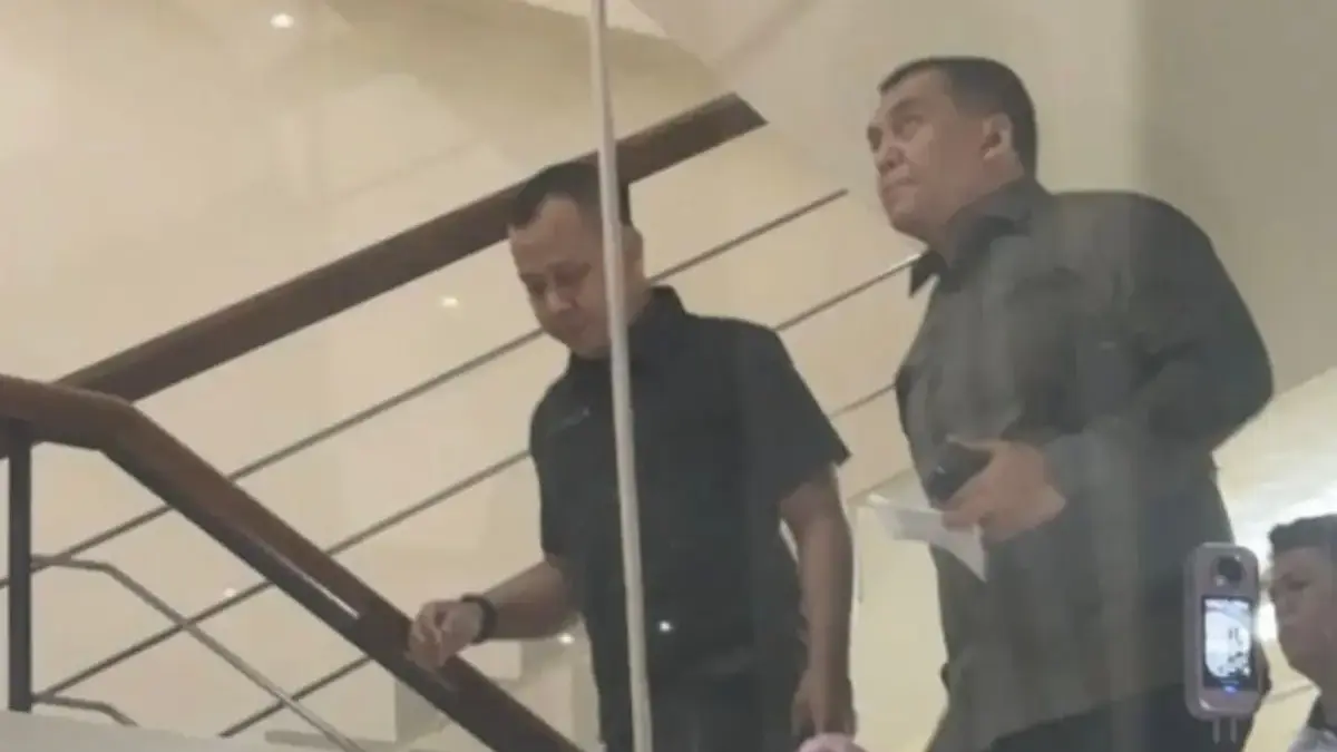 Silmy Karim Serahkan Diri ke KPK usai Dicari dalam OTT Imigrasi Jakarta Barat Silmy Karim mendatangi Gedung Merah Putih KPK usai sempat dicari terkait OTT kasus pengurusan KITAS dan KITAP