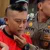 Tampang Taufik Hidayat penganiaya YTR saat berbaju tahanan (IST)