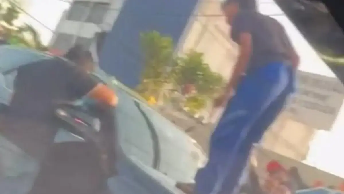 Fakta Baru Kasus Fortuner Diamuk Massa, Pemotor Disebut Menabrak Lebih Dulu Tangkapan layar rekaman viral mobil Fortuner dirusak di Tanah Abang (dok. Threads)
