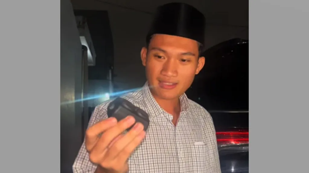 Eks Ketua BEM Universitas Gadjah Mada, Tiyo Ardianto menemukan sebuah alat pelacak yang bernama PBX Finder. (F