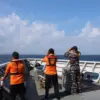 Tim SAR melakukan pencarian dengan memantau perairan di sekitar lokasi kejadian kecelakaan kapal. (Foto Humas