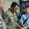 Karumkit Bhayangkara Jayapura Kombes Dr Sebastian Romi saat menyerahkan hasil autopsi jenazah Pilot Nicholas G