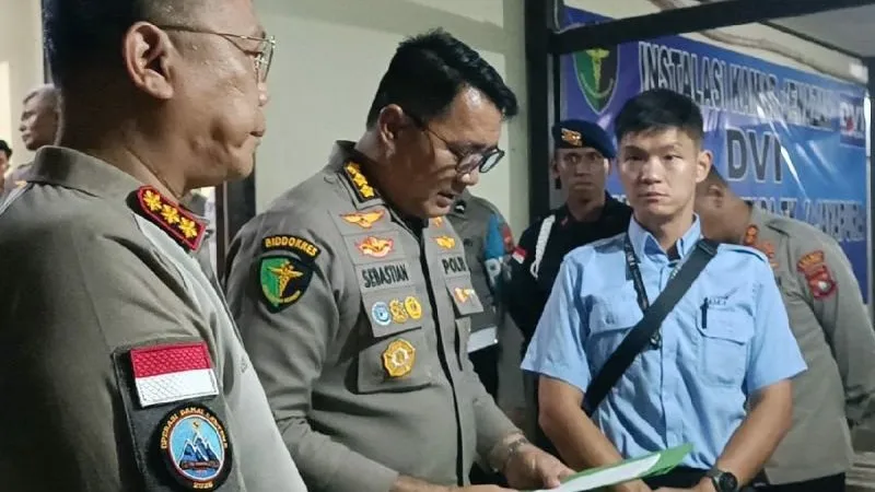 Karumkit Bhayangkara Jayapura Kombes Dr Sebastian Romi saat menyerahkan hasil autopsi jenazah Pilot Nicholas G