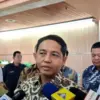 Menhut Raja Juli Antoni dalam konferensi pers terkait klarifikasi isu keterlibatan dirinya dalam OTT KPK Bupat