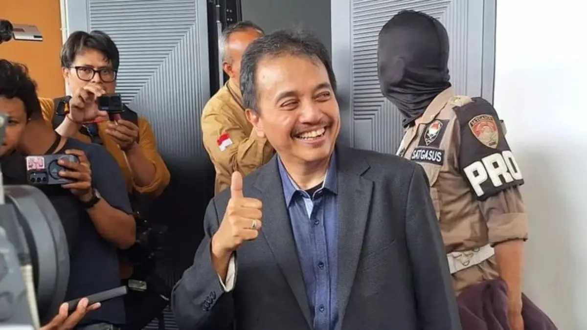Tersangka kasus dugaan fitnah dan pencemaran nama baik terkait keaslian ijazah Presiden ke-7 RI Joko Widodo (J