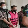 Tersangka kasus dugaan Tindak Pidana Pencucian uang (TPPU) Don Ritto (tengah) keluar dari Gedung Jampidsus Kej