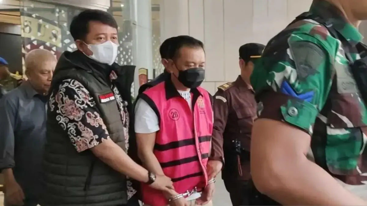 Don Ritto Tersangka Kasus Dugaan TPPU Ditahan, Begini Kata Kuasa Hukumnya Tersangka kasus dugaan Tindak Pidana Pencucian uang (TPPU) Don Ritto (tengah) keluar dari Gedung Jampidsus Kej