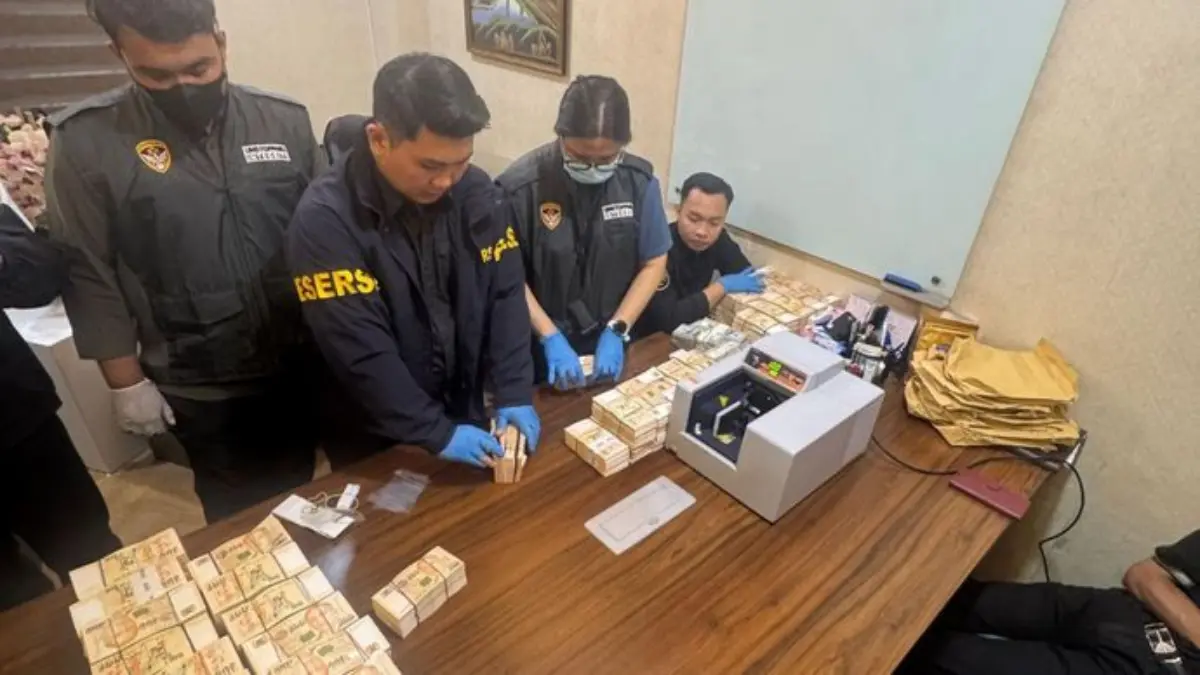 Total Ada 12 Lokasi yang Digeledah Terkait Pengusutan Kasus Dugaan Korupsi PLN, ASABRI dan Krakatau Steel Polisi temukan brankas berisi uang dalam mata uang asing yang jumlahnya fantastis di kafe De\'Clan, Cipete, Jak