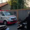 Ambulan pembawa jenazah korban ledakan di Gudang Pusat Munisi keluar dari Kamar Jenazah RSUD Caruban, Kecamata