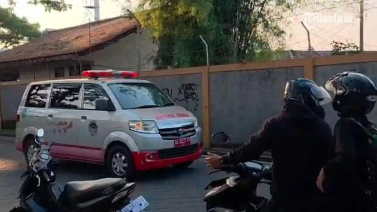 Ledakan di Gudang Pusat Amunisi II Puspalad TNI AD Madiun, 1 Prajurit Meninggal Dunia Ambulan pembawa jenazah korban ledakan di Gudang Pusat Munisi keluar dari Kamar Jenazah RSUD Caruban, Kecamata