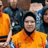 Bupati Sukoharjo Etik Suryani (kedua kiri) mengenakan rompi tahanan usai menjalani pemeriksaan di Gedung Merah
