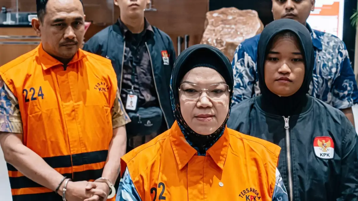 Bupati Sukoharjo Etik Suryani Tersangka Kasus Dugaan Pemerasan Bupati Sukoharjo Etik Suryani (kedua kiri) mengenakan rompi tahanan usai menjalani pemeriksaan di Gedung Merah