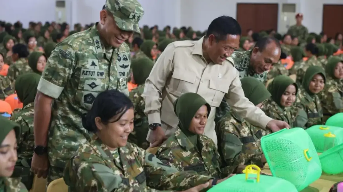 Kemhan Paparkan Alasan Peserta Program SPPI Kopdes dan KNMP Diberi Latsar Militer Wakil Menteri Pertahanan Republik Indonesia (Wamenhan RI) Donny Ermawan Taufanto memberikan pengarahan kepada