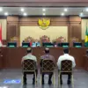 Tiga eks Pejabat Direktorat Jenderal Bea dan Cukai saat menjalani sidang dakwaan di Pengadilan Tipikor Jakarta
