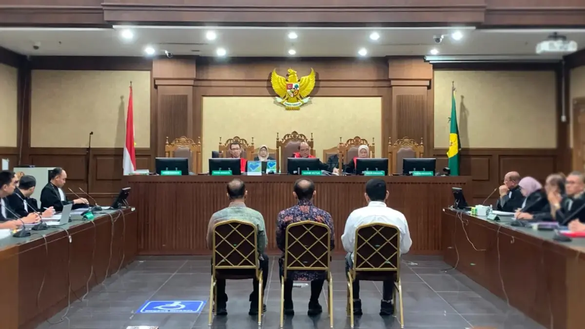 Tiga eks Pejabat Direktorat Jenderal Bea dan Cukai saat menjalani sidang dakwaan di Pengadilan Tipikor Jakarta