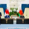 Presiden Republik Indonesia Prabowo Subianto (kiri) dan Presiden Belarusia Alexandr Lukashenko (kanan) menyaks