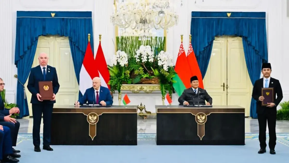 Presiden Republik Indonesia Prabowo Subianto (kiri) dan Presiden Belarusia Alexandr Lukashenko (kanan) menyaks