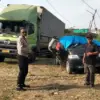 Petugas Satlantas Polres Indramayu saat melakukan olah TKP kecelakaan maut di jalur Pantura, Desa Kiarajaran K