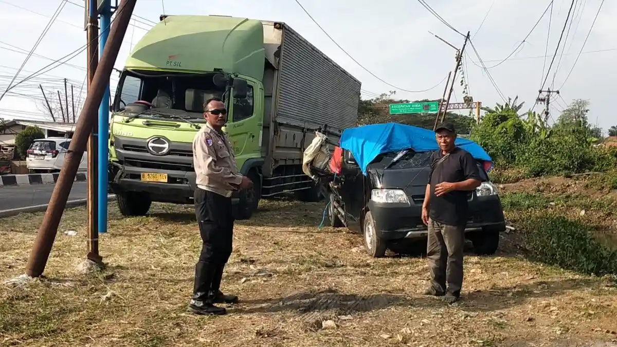 Petugas Satlantas Polres Indramayu saat melakukan olah TKP kecelakaan maut di jalur Pantura, Desa Kiarajaran K