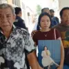 Keluarga mendiang dokter Icha saat melaporkan kasus dugaan intimidasi di Polda NTT, Kota Kupang, Jumat (3/7/20