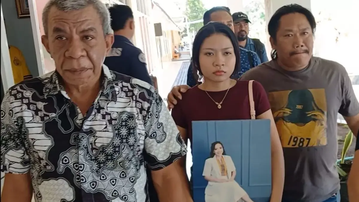 Keluarga dokter Icha Laporkan Kasus Dugaan Intimidasi 3 Anggota DPRD Kabupaten Timur Tengah Utara ke Polda NTT Keluarga mendiang dokter Icha saat melaporkan kasus dugaan intimidasi di Polda NTT, Kota Kupang, Jumat (3/7/20