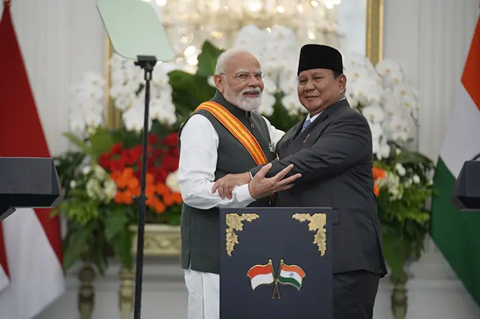 Presiden RI Prabowo Subianto (kanan) bersama PM India Narendra Modi di Istana Merdeka, Selasa (7/7). (Foto: Do