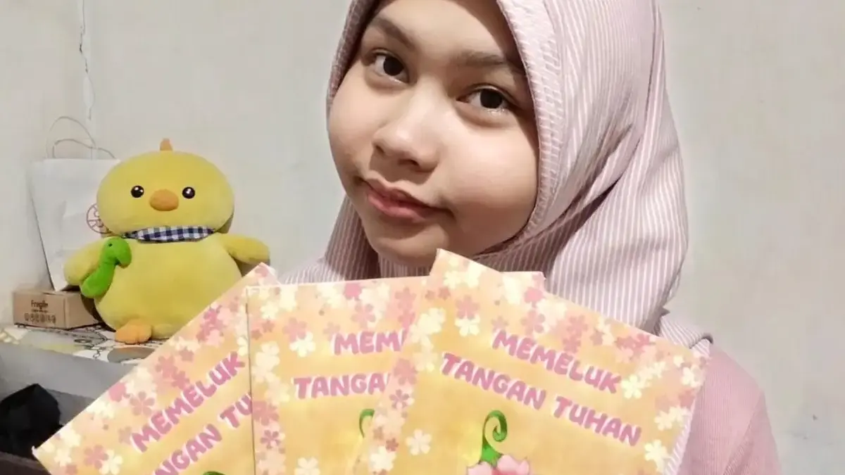 Jejak Prestasi Putri Aisyah, Penulis Antologi Cerpen dan Puisi 'Memeluk Tangan Tuhan' yang Kian Bersinar Putri Aisyah, penulis buku antologi cerpen dan puisi berjudul Memeluk Tangan Tuhan (Dokpri)