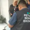 Petugas Sensus Ekonomi 2026 sedang melakukan pendataan warga di Blok Wuni Desa Dawuan, Tengah Tani, Kabupaten