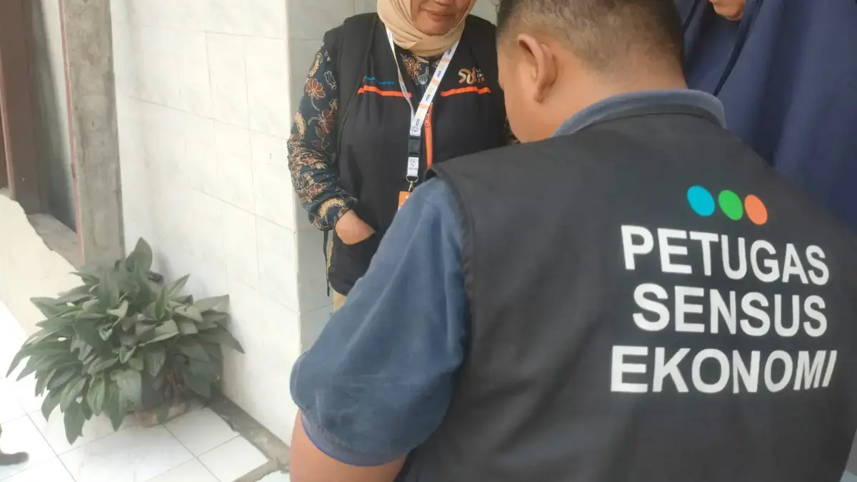 Jangan Salah Paham! Ini Fungsi Sensus Ekonomi 2026 Petugas Sensus Ekonomi 2026 sedang melakukan pendataan warga di Blok Wuni Desa Dawuan, Tengah Tani, Kabupaten