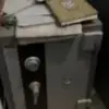 Brankas Bupati Sukoharjo Etik Suryani yang ada di Wonogiri saat dibongkar KPK (dok. YouTube KPK)