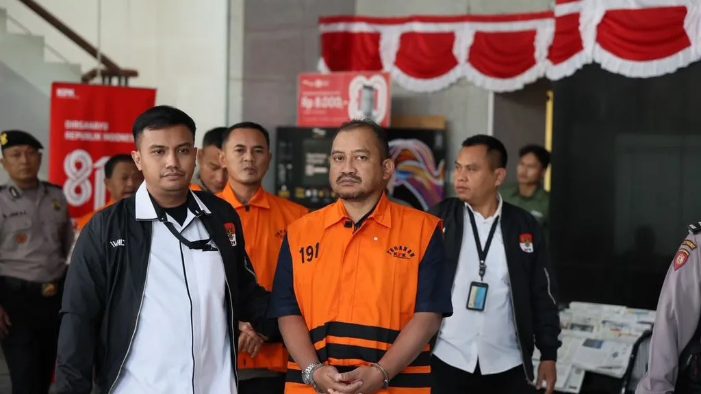Resmi Jadi Tahanan KPK, Bupati Pemalang Anom Kenakan Rompi Oranye Bupati Pemalang, Anom Widiyantoro, dan tiga orang lainnya resmi jadi tahanan KPK, Kamis (30/7/2026). Dok Humas