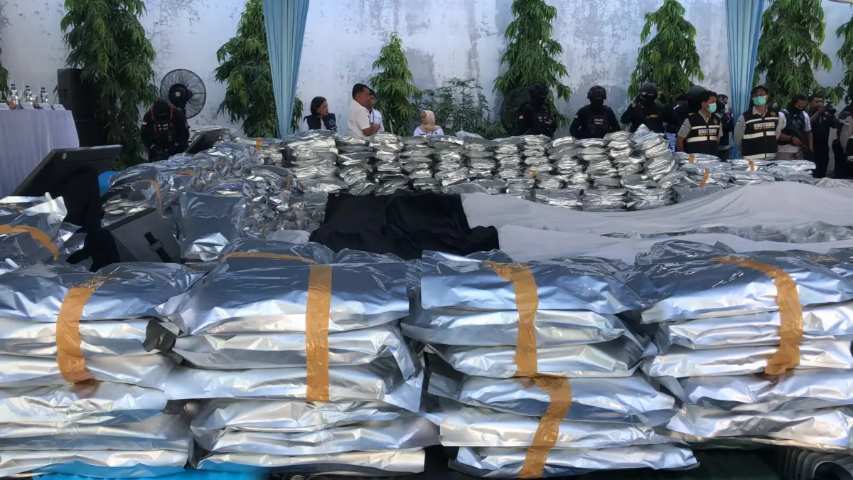 Barang bukti 3,37 ton bunga ganja yang diamankan BNN RI dan Bea Cukai dari pergudangan Prambanan Bizland, Gres