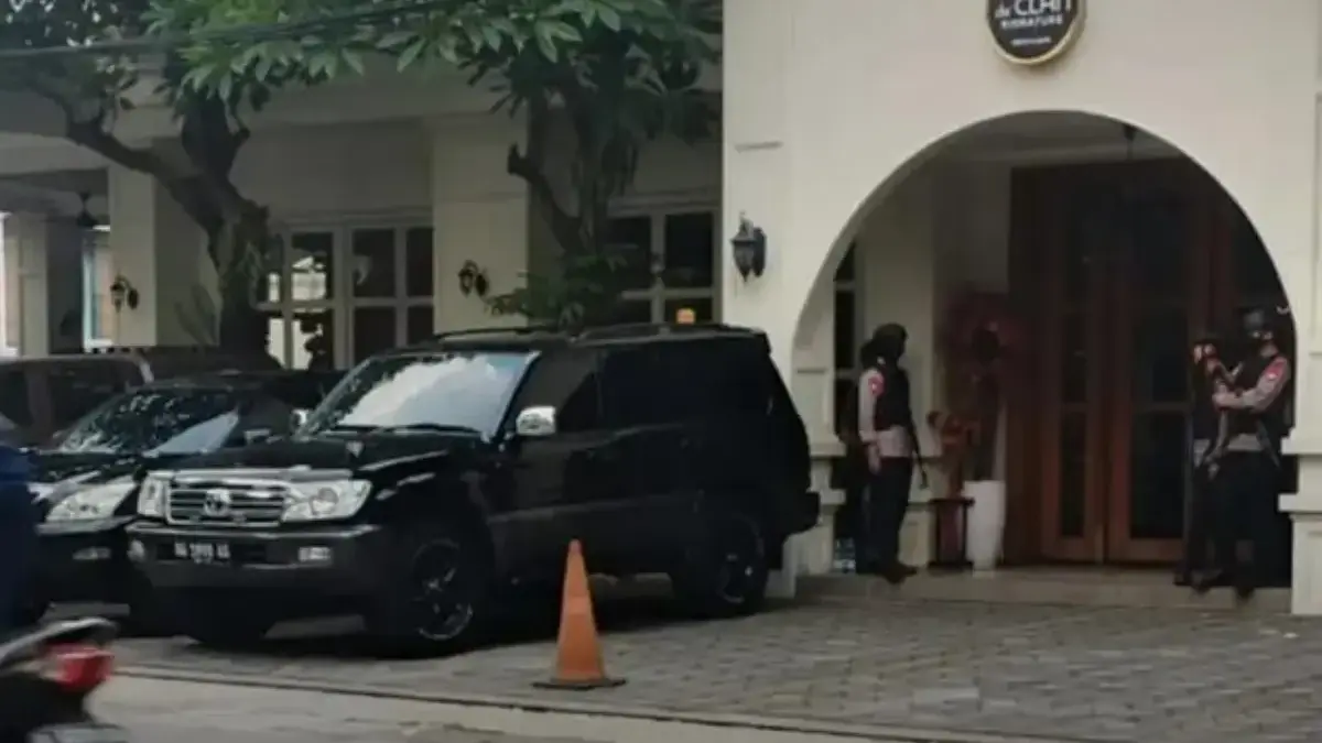Penggeledahan di Money Changer di Kawasan Cipete, Polisi Sita Uang Senilai Rp7,2 Miliar Polisi menggeledah restoran dan money changer di Cipete, Jakarta Selatan (Jaksel), terkait kasus korupsi batu