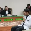 Terdakwa kasus pembunuhan lima orang dalam satu keluarga atas nama Ririn Rifanto (tengah) saat menjalani persi