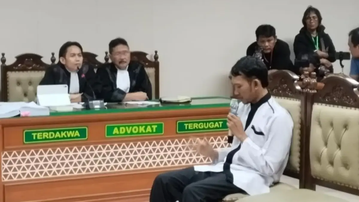 Terdakwa kasus pembunuhan lima orang dalam satu keluarga atas nama Ririn Rifanto (tengah) saat menjalani persi