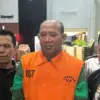 Bupati Langkat Syah Afandin alias Ondim berjalan menuju mobil tahanan dari Gedung Merah Putih KPK, Jakarta,