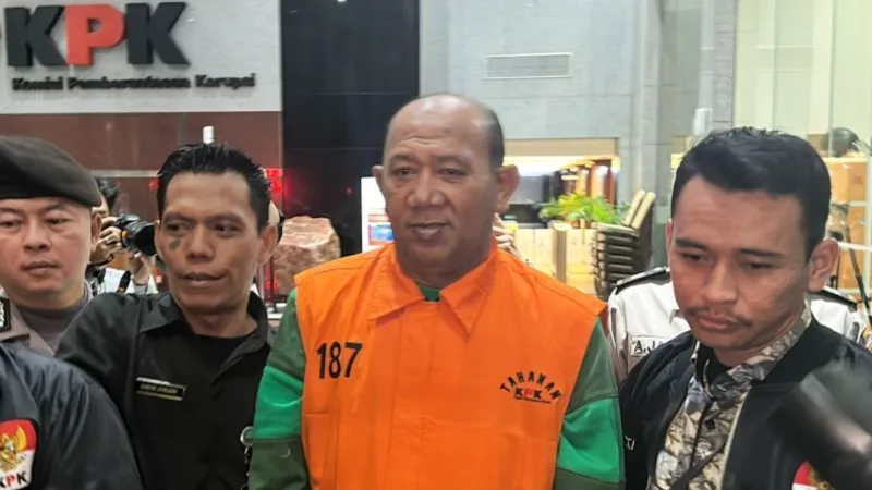 Bupati Langkat Syah Afandin alias Ondim berjalan menuju mobil tahanan dari Gedung Merah Putih KPK, Jakarta,