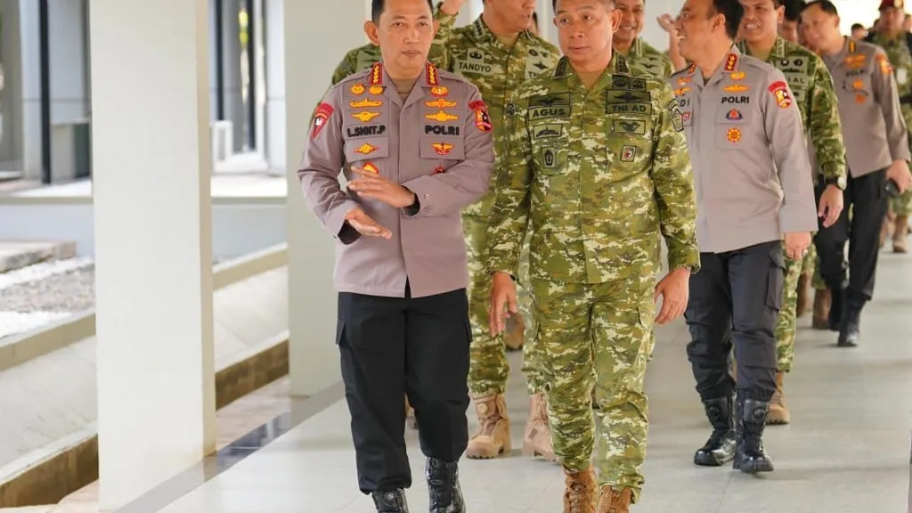 Mengapa Kapolri Tak Hadir Rapat Satuan Tugas Penertiban Kawasan Hutan di Kementerian Pertahanan? Kapolri Jenderal Listyo Sigit Prabowo bersama jajaran Pejabat Utama (PJU) Mabes Polri melakukan silaturahmi de
