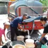 Masyarakat terdampak kekeringan di salah satu desa Kabupaten Cirebon menampung air bersih yang disalurkan petu