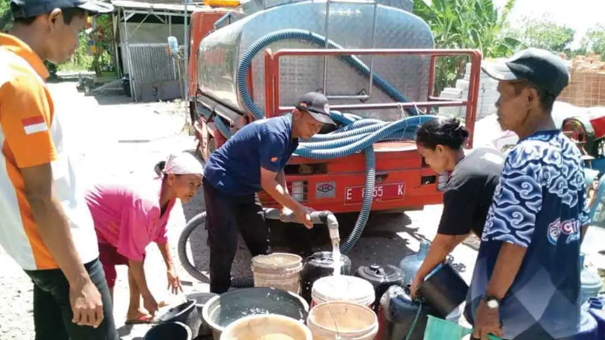 Masyarakat terdampak kekeringan di salah satu desa Kabupaten Cirebon menampung air bersih yang disalurkan petu