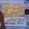 Kortastipidkor Polri menunjukkan barang bukti emas dan sejumlah uang saat ditampilkan pada konferensi pers di