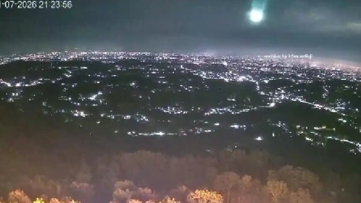 Pakar BRIN Paparkan Fenomena Meteor Besar Melintas di Cirebon hingga Jogja Diduga penampakan kilatan cahaya itu terlihat di berbagai tempat di Pulau Jawa mulai dari Cirebon, Yogyakarta,