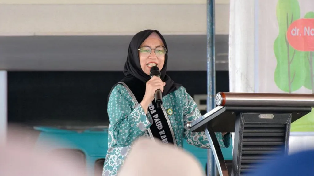 Siapa Noor Faizah Maenofie? Profil Istri Bupati Pemalang yang Turut Diamankan KPK Ketua TP PKK Kabupaten Pemalang Noor Faizah Maenofie mengikuti Kegiatan Penguatan Pendidik PAUD yang Inovatif.