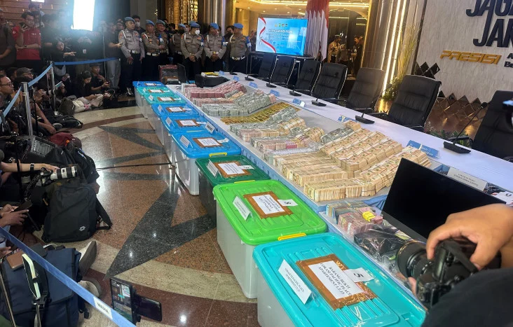 Emas batangan hingga uang bukti dari penggeledahan yang dilakukan Polri saat ditampilkan di Polda Metro Jaya,