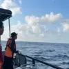 Tim SAR melakukan pencarian dengan memantau perairan di sekitar lokasi kejadian kecelakaan kapal. (Foto Humas