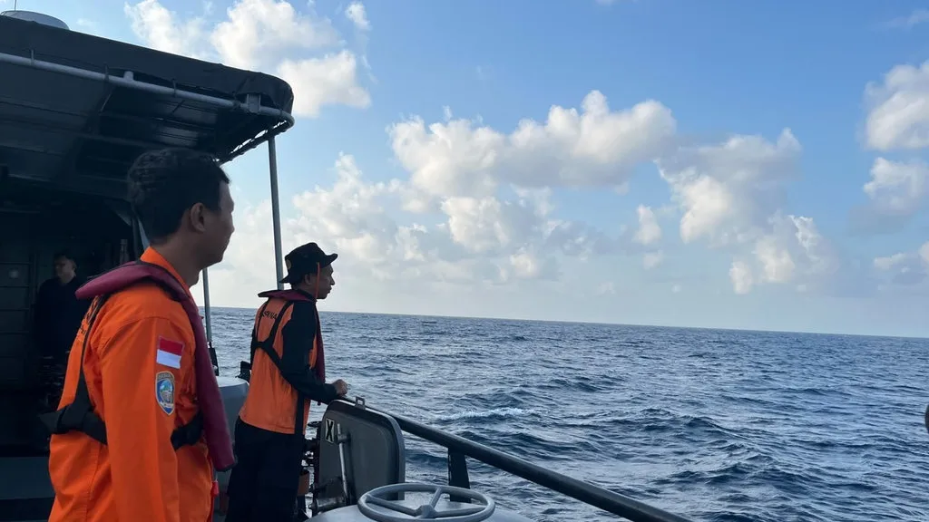 Kapal Motor Nurul Salsa Tenggelam di Perairan Barat Pulau Polassi Selayar Sulawesi Selatan Tim SAR melakukan pencarian dengan memantau perairan di sekitar lokasi kejadian kecelakaan kapal. (Foto Humas